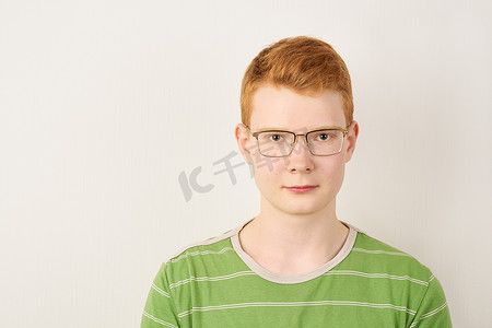白色背景中戴眼镜的红发年轻人