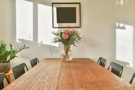 落地灯图片摄影照片_带木桌面的用餐区内部