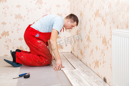 安装木地板的年轻杂工