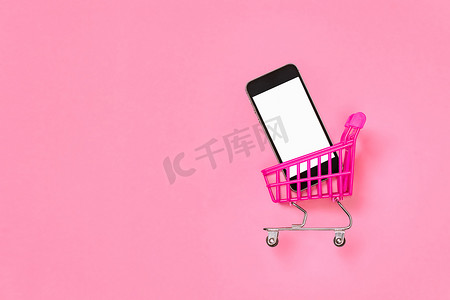 数字购物粉红色概念销售移动在线购物手推车隔离屏幕智能手机样机。