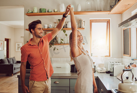 爱结合摄影照片_快乐、跳舞和相爱的情侣在家里共度时光时结合在一起并玩得开心。