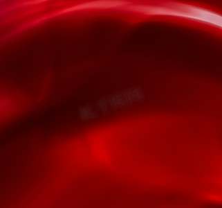 红色波浪线背景摄影照片_红色抽象艺术背景、丝绸质感和运动波浪线，适合经典奢华设计