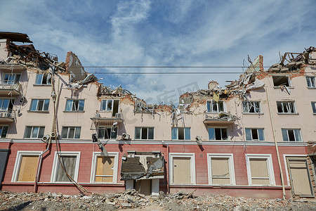 俄罗斯导弹爆炸乌克兰旅馆的后果。