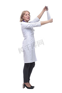 光白色放射摄影照片_看 X 光片的女医生侧视图