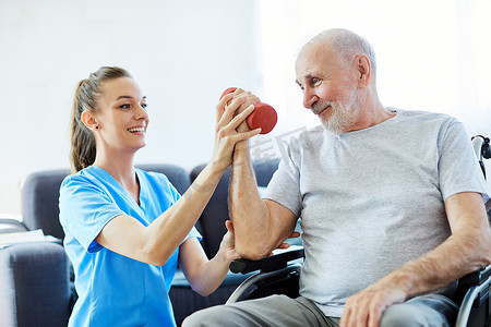 拉伸老人摄影照片_护士医生高级护理锻炼物理治疗 ecercing 帮助协助退休之家老人