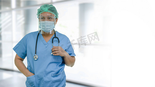 戴面罩和 PPE 的亚洲医生适合新常态，以检查病人保护安全感染 Covid-19 Coronavirus 在检疫护理医院病房的爆发。