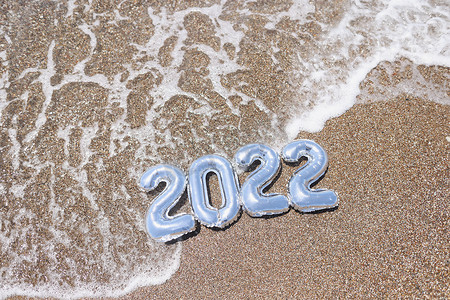 2022年金色海沙水中的人物