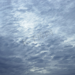 鹰击苍穹摄影照片_多云的天空