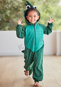 穿着鳄鱼套装的女孩在家里奔跑、玩耍和欢笑，创作了创意儿童和万圣节服装。