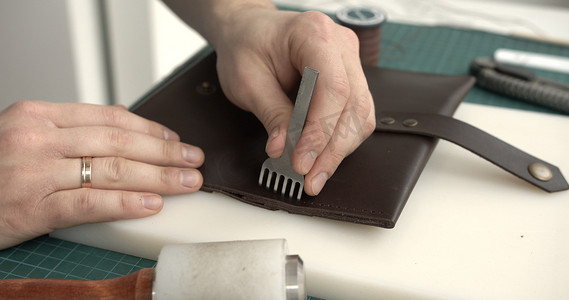 制作棕色手工皮革钱包。