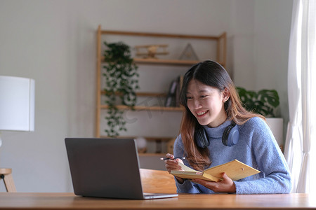 亚洲女学生在线学习班学习在线视频通话 zoom 老师，快乐的亚洲女孩用电脑笔记本电脑在线学习英语。
