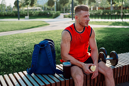 坐在长凳上的运动型男子健身锻炼生活方式