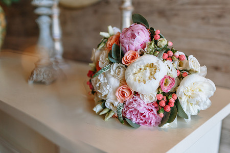 美丽的婚礼花束，壁炉上躺着鲜艳的花朵