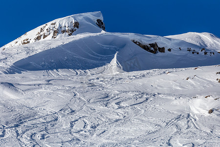 雪中​​作画，粉雪中滑雪者的拱门