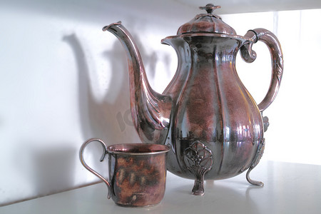 咖啡壶摄影照片_黄铜制成的复古咖啡壶。