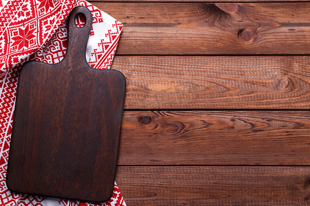 棕色木菜板和红色桌布