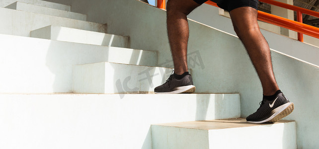 专人对接摄影照片_运动跑步者黑人一步跑去爬楼梯