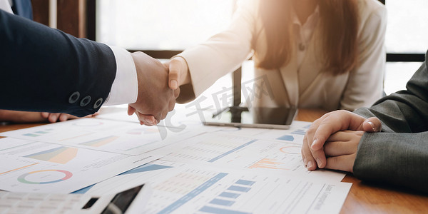 两个自信的商人在办公室开会时握手，成功，交易，问候和合作伙伴的概念。