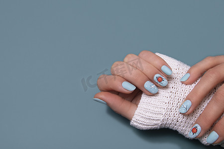 女手与冬季雪修指甲与贴纸。