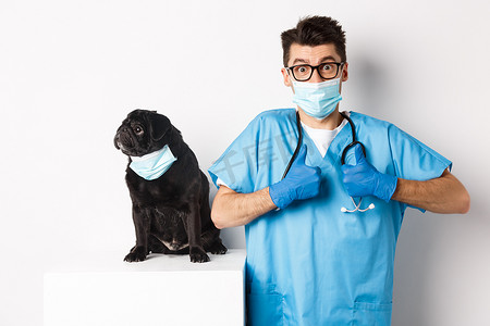 戴着医用面具的小黑哈巴狗看着左边的复印空间，而兽医医生则竖起大拇指表示赞扬和认可，白色背景