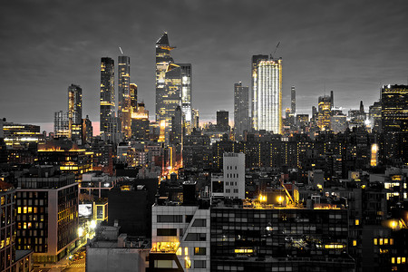 城市黑白夜景摄影照片_纽约市黑白夜景的史诗般的天际线与黄色灯光