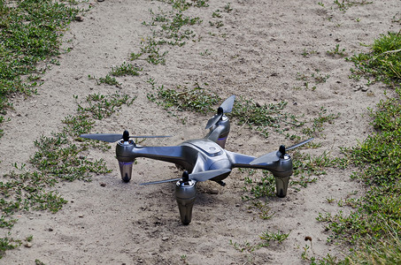 遥控无人机放置在草坪上，准备在普拉纳山飞行