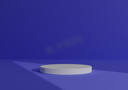 简单、最小的 3D 渲染组合，带有一个白色圆柱体讲台或站在抽象阴影亮蓝色背景上，用于产品展示三角形光指向产品