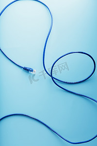 蓝色链接摄影照片_在蓝色背景以太网线上隔离的蓝色 UTP 互联网电缆