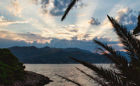 地中海岛屿上美丽的日落，金色的光芒冲破云层