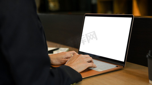 在现代办公室工作的女性办公室职员在笔记本电脑上打字的剪影