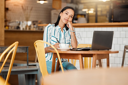 在咖啡店工作、规划使命或愿景的思考、好奇和深思熟虑的女性企业家。