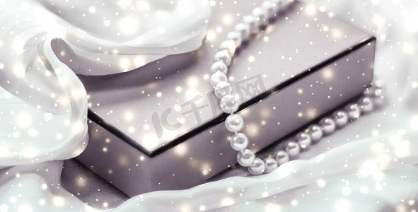 圣诞魔法节日背景、节日小玩意、银色复古礼盒和金色闪光作为奢侈品牌设计的冬季礼物