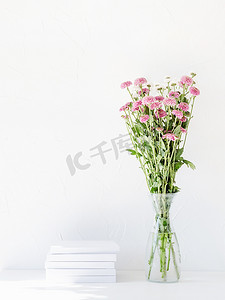 白桌花瓶中菊花的白书模型