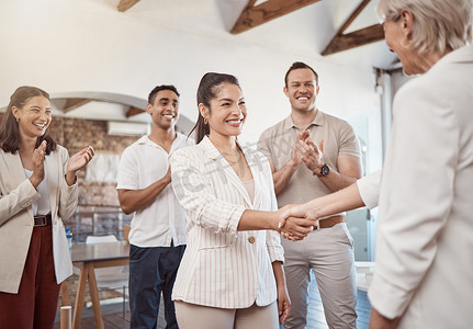 握手、成功交易和团队合作培训，以提供办公室协作支持、合作伙伴信任或 B2B CRM。