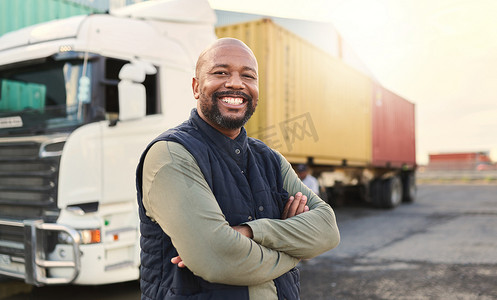 送货、集装箱和快乐的卡车司机在运输供应链或仓库搬运工业货物和货物。