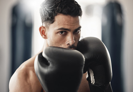 男子拳击手的健身肖像准备在 mma、拳击或格斗训练中出拳。