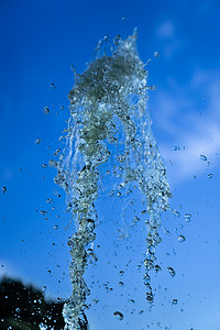 虫洞穿梭摄影照片_短曝光喷泉喷水。