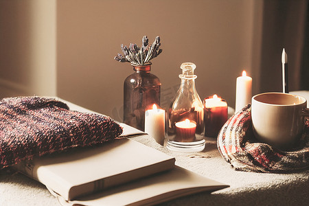 秋季 hygge 家居装饰布置、hygge 和舒适的概念、燃烧的白色香烛