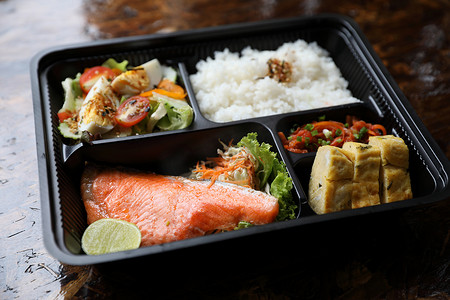 日本料理水彩摄影照片_烤三文鱼便当套餐日本料理