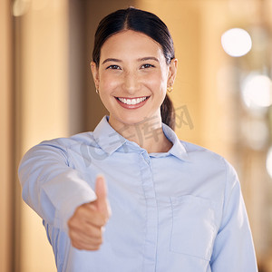 在办公室工作的成功、员工积极性和兴奋的女商人竖起大拇指。