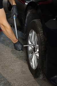 修理工在服务站安装车轮轮胎。