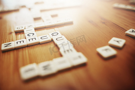 拼字游戏、棋盘游戏和玩游戏时在桌子上拼出单词、文字和语言的乐趣。