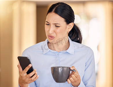 恼怒、困惑和压力重重的女人在电话里阅读在线网站上的文章。