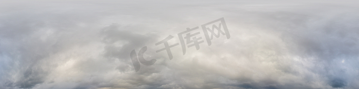 球形脉络摄影照片_阴雨天的天空全景，低云，无缝球形等矩形格式。