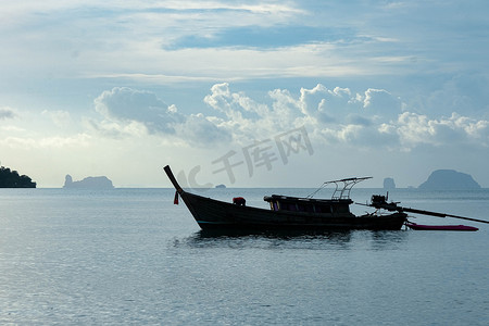 泰国传统长尾渔船在码头的鸟瞰图。