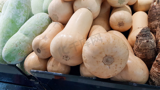 胡桃南瓜与其他农产品一起摆在货架上出售。