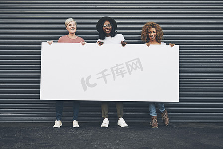 不同的女性持有空白海报、复制空间板和标语牌，以宣传、营销和宣传意见和女性赋权。