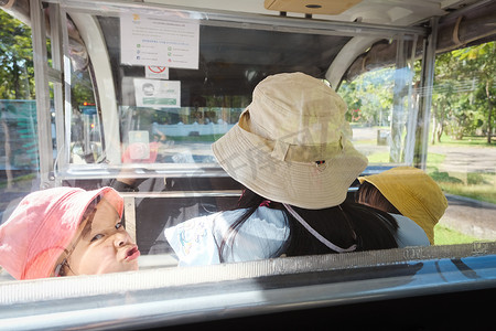 穿梭巴士上的幸福家庭在动物园周围运送游客。