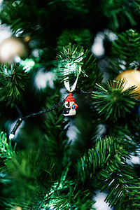 圣诞树树枝上挂着冰岛国鸟冰岛海雀形状的圣诞树玩具。