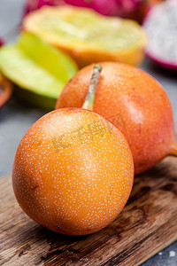 西番莲或格林纳迪亚西番莲果整个异国情调的水果在伍德